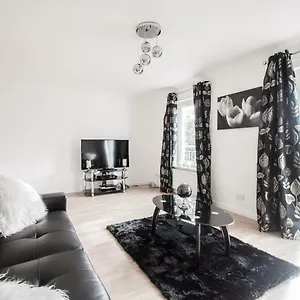  Apartment Orange Town House - Shaw Road, Only 6 Minutes To Centre United Kingdom